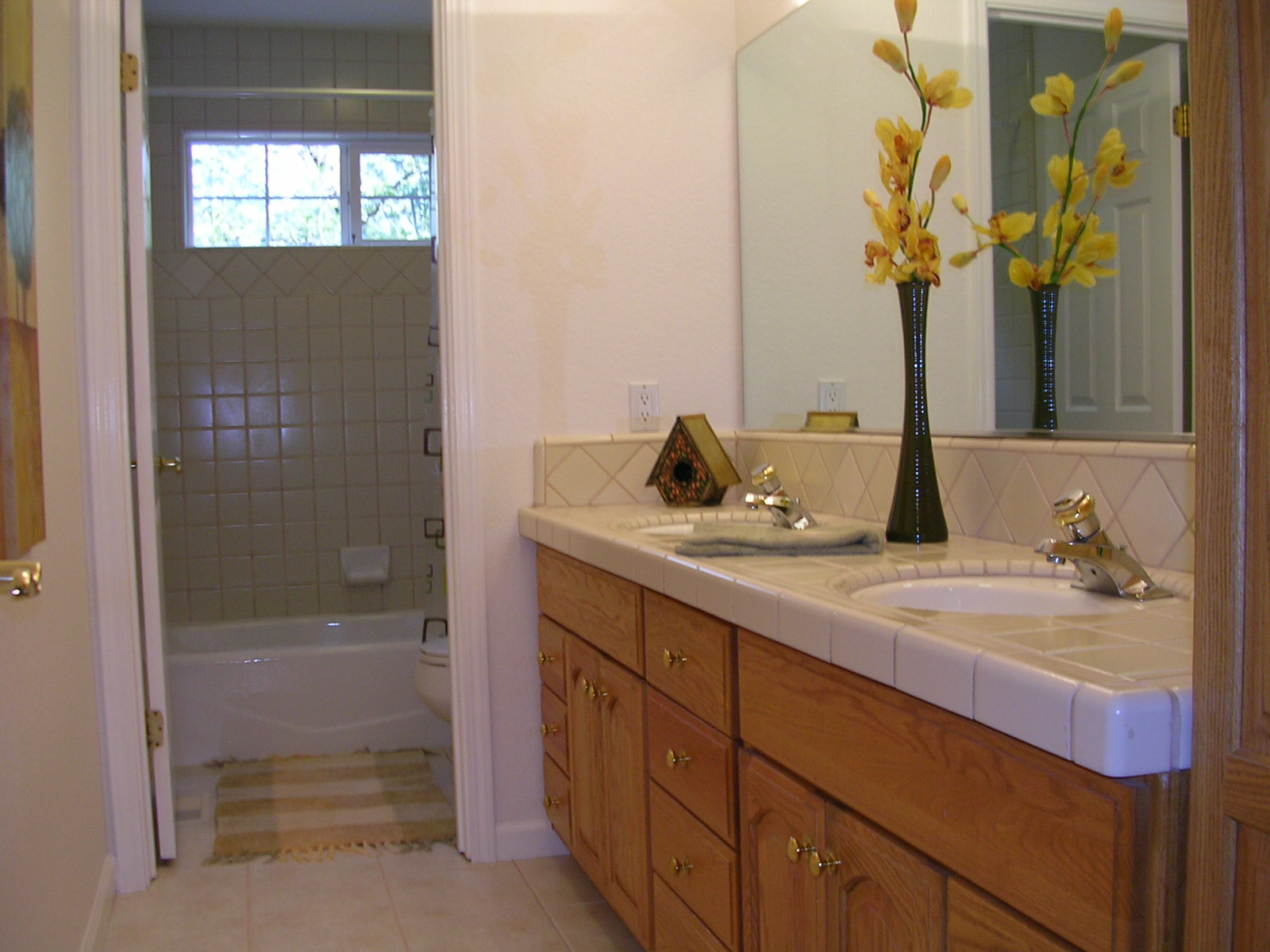 Guest bathroom between 2nd and 3rd bedrooms.