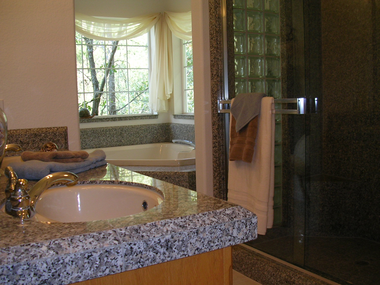 cLooking through the bath area to the master jetted tub.